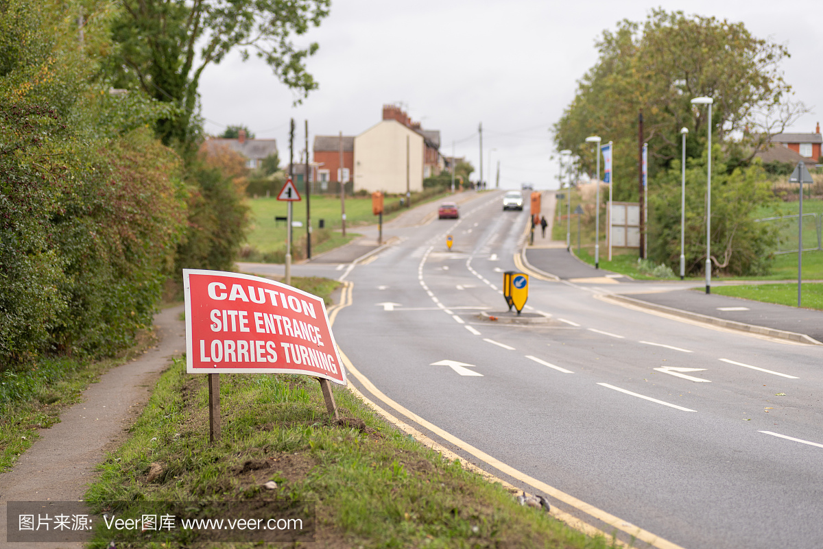 注意工地入口货车转弯警告路标在英国路白天视野